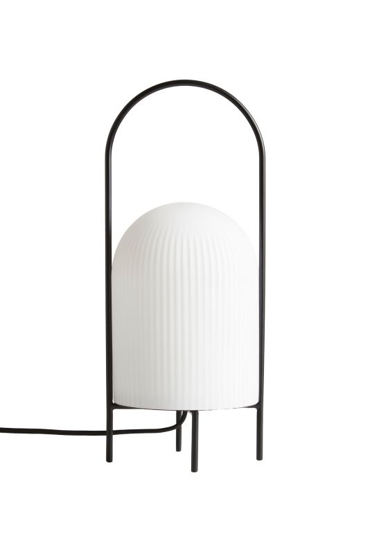 GHOST Tischleuchte von Woud: Moderne Nachttischlampe mit geripptem, weißem Lampenschirm und schwarzem Metallgestell.